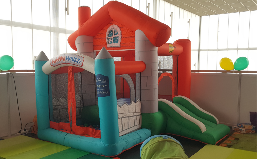nounou-chateau-gonflable-animation-bebe-mariage
